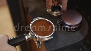 为新鲜咖啡提供冲印。 特写镜头。 <strong>从头</strong>到尾煮咖啡。 提供新鲜地面咖啡